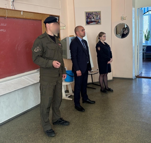 В Саратове сотрудник Росгвардии провёл урок мужества для школьников