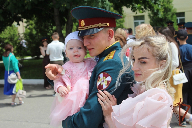     В Саратовском военном ордена Жукова Краснознаменном институте войск национальной гвардии состоялся выпуск молодых офицеров