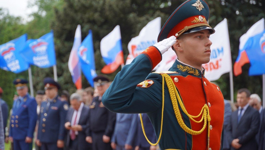 Руководство Управления Росгвардии по Саратовской области почтило память погибших в годы Великой Отечественной войны
