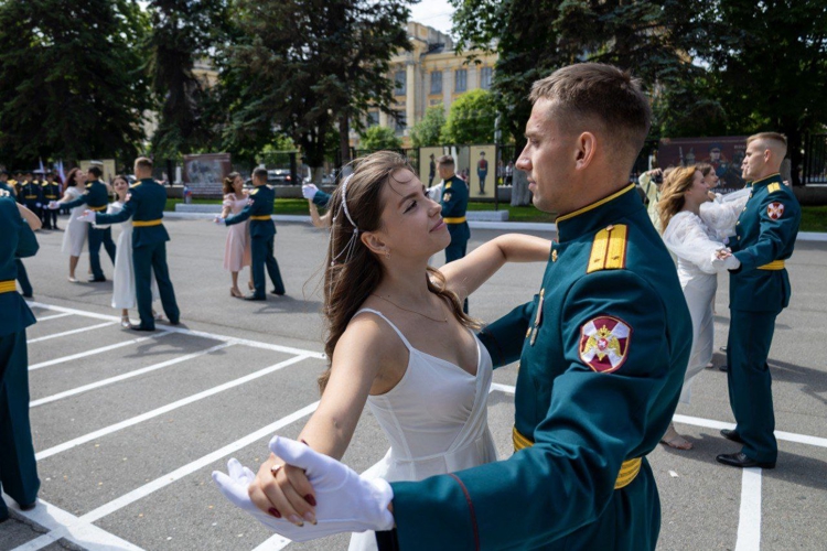 "Увозя в гарнизоны самых лучших российских невест.." 