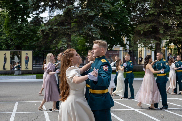 "Увозя в гарнизоны самых лучших российских невест.." 