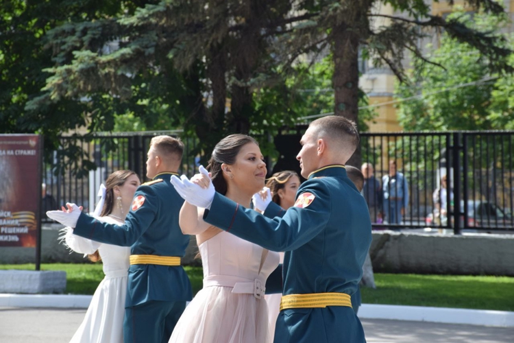 "Увозя в гарнизоны самых лучших российских невест.." 