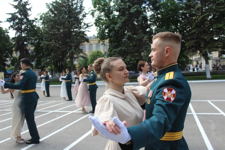 "Увозя в гарнизоны самых лучших российских невест.." 