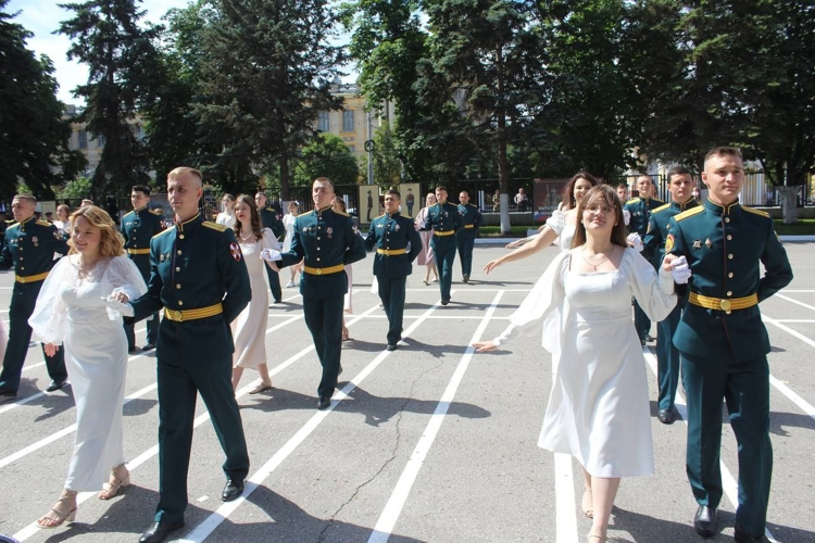 "Увозя в гарнизоны самых лучших российских невест.." 