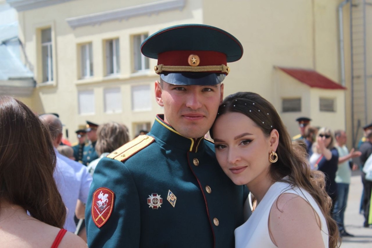 "Увозя в гарнизоны самых лучших российских невест.." 