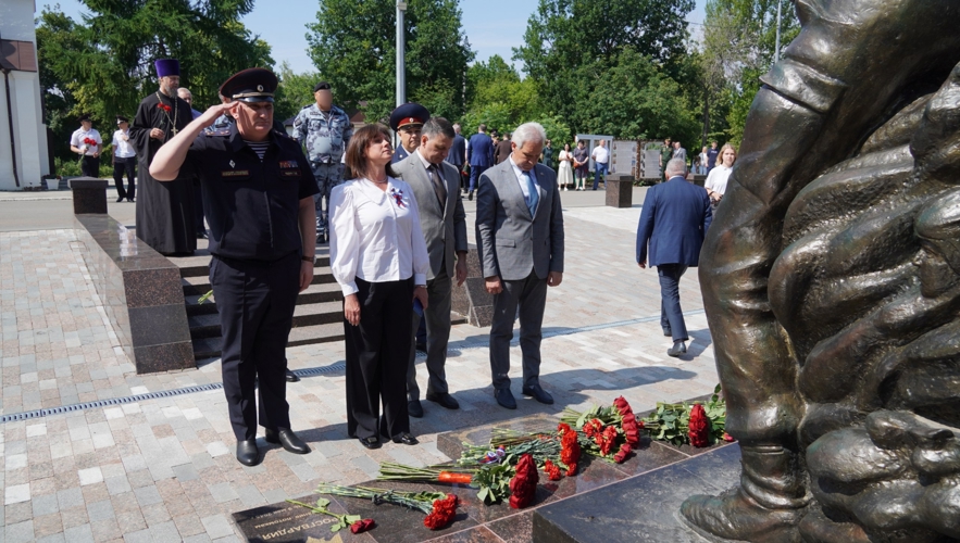 В День России руководство Управления Росгвардии по Саратовской области приняло участие в церемонии возложения цветов к Вечному огню