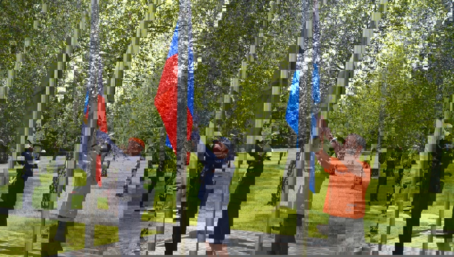 В День России руководство Управления Росгвардии по Саратовской области приняло участие в церемонии возложения цветов к Вечному огню