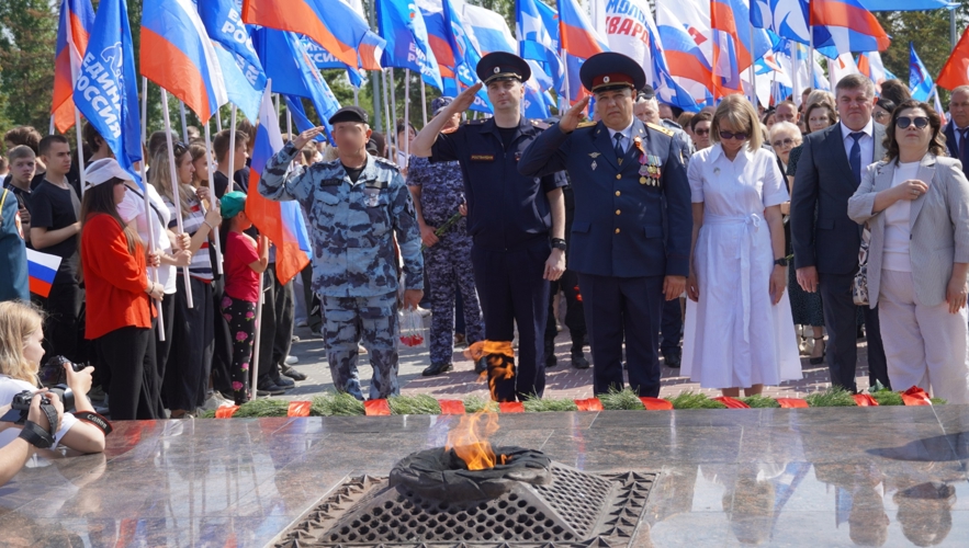 В День России руководство Управления Росгвардии по Саратовской области приняло участие в церемонии возложения цветов к Вечному огню