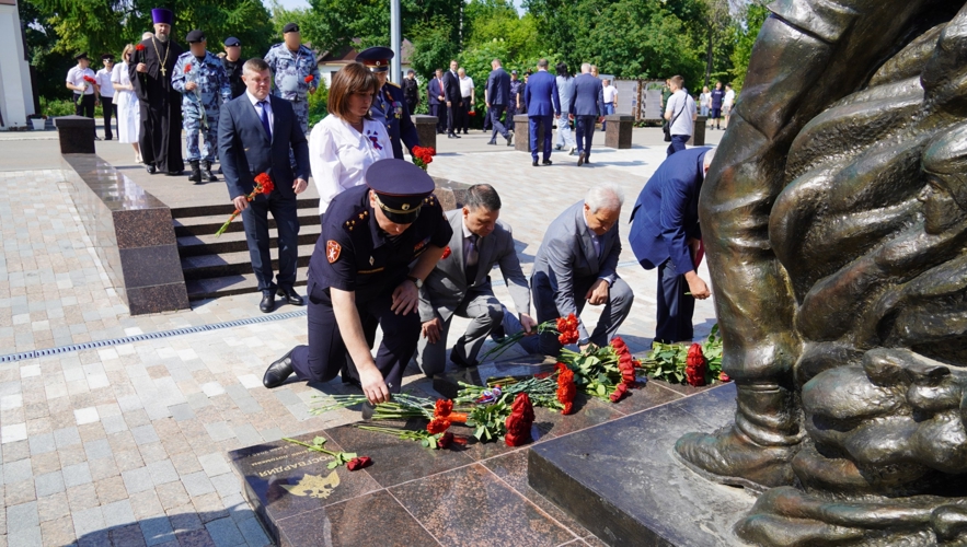 В День России руководство Управления Росгвардии по Саратовской области приняло участие в церемонии возложения цветов к Вечному огню