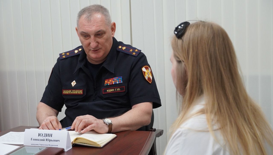 Прямое общение с людьми - залог успешной работы. Начальник Управления Росгвардии по Саратовской области провел личный приём граждан