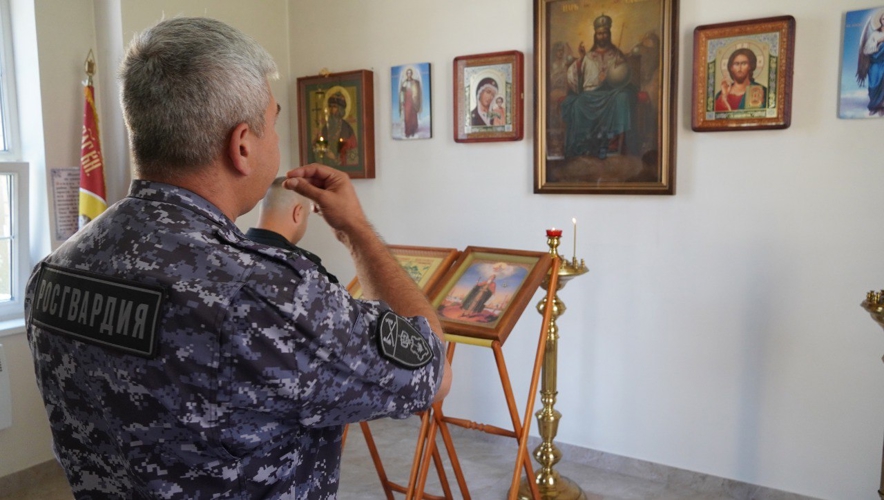 В Саратове военнослужащие и сотрудники Росгвардии  в День Крещения Руси приняли участие в литургии, посвященной небесному покровителю войск национальной гвардии РФ – святому равноапостольному князю Владимиру