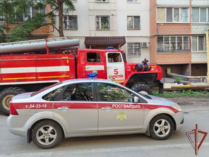 В Саратове сотрудники Росгвардии обеспечивают безопасность на месте взрыва бытового газа в жилом доме (видео)