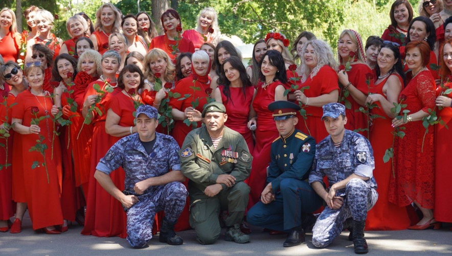 В Саратове представители Росгвардии стали почетными гостями женского флэшмоб-проекта «В красных платьях»