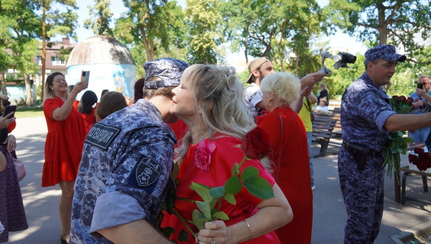 В Саратове представители Росгвардии стали почетными гостями женского флэшмоб-проекта «В красных платьях»