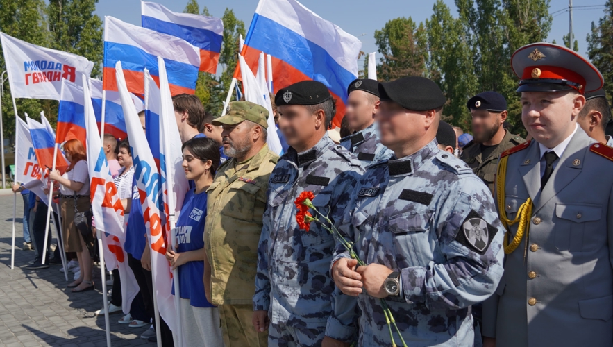 В Саратове в День государственного флага России сотрудники Росгвардии приняли участие в торжественной церемонии поднятия флага