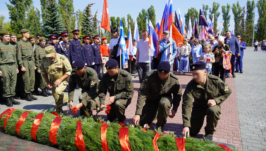 В Саратове в День государственного флага России сотрудники Росгвардии приняли участие в торжественной церемонии поднятия флага