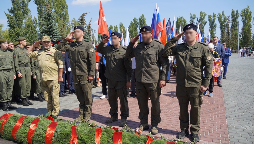 В Саратове в День государственного флага России сотрудники Росгвардии приняли участие в торжественной церемонии поднятия флага