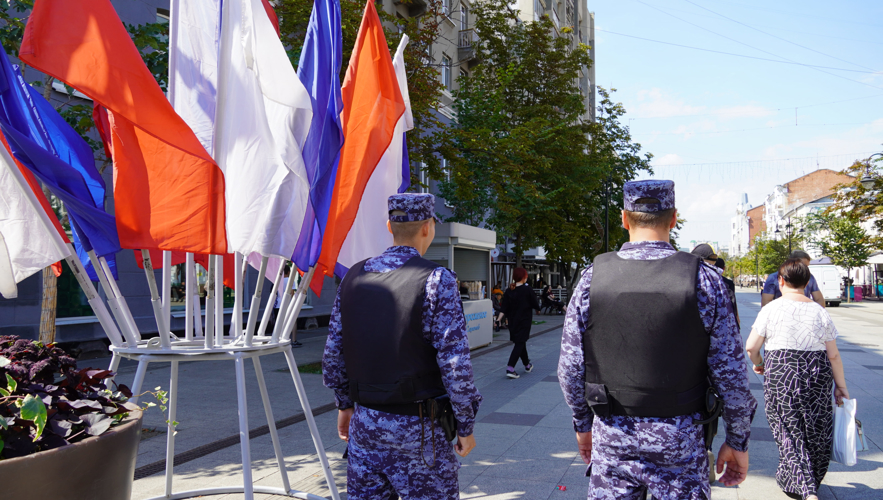 В Саратове сотрудники Росгвардии приняли участие в обеспечении безопасности Дня Государственного флага Российской Федерации
