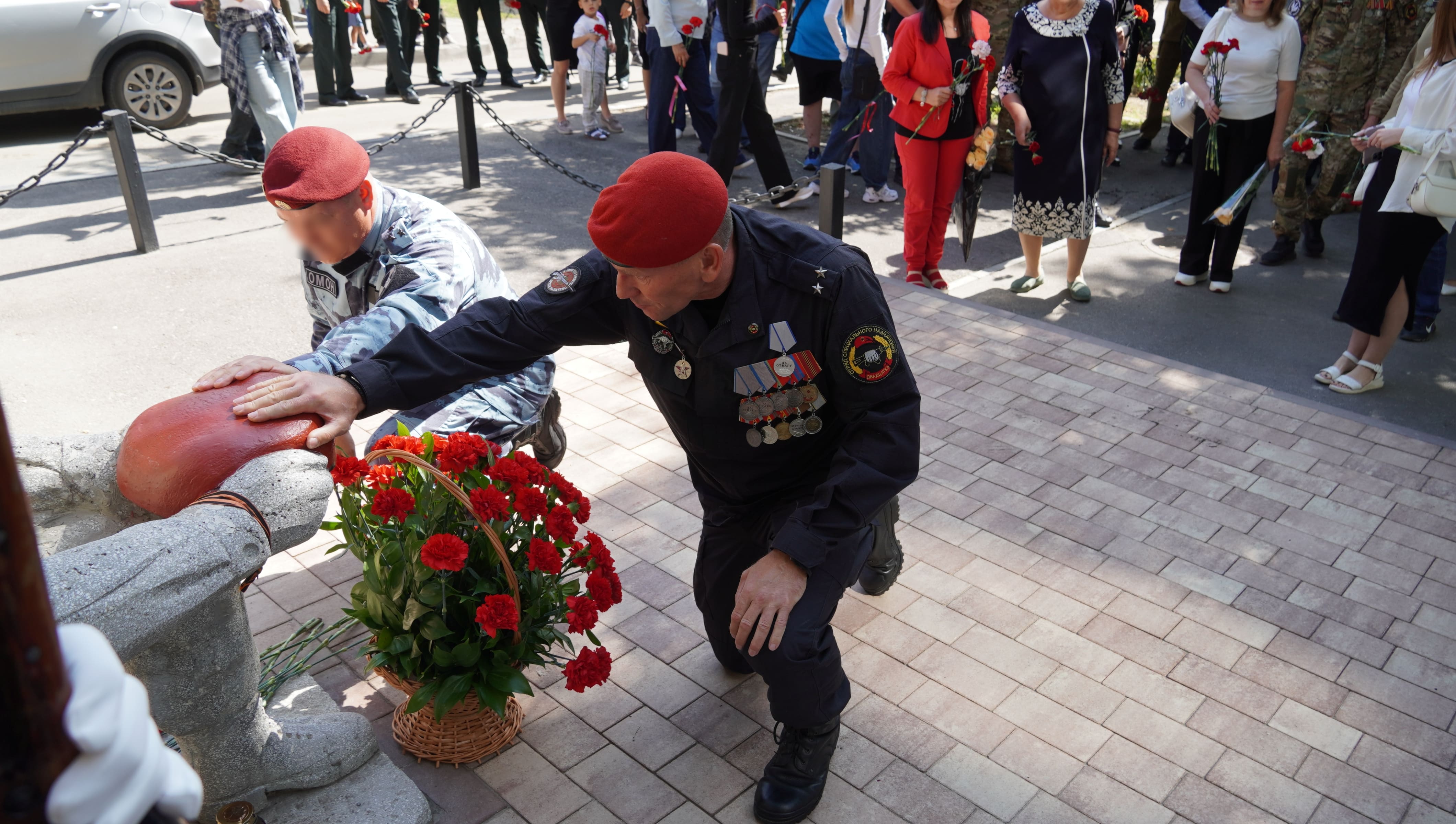 В САРАТОВЕ ВОЕННОСЛУЖАЩИЕ И СОТРУДНИКИ РОСГВАРДИИ ПРИНЯЛИ УЧАСТИЕ В МЕРОПРИЯТИИ, ПОСВЯЩЕННОМ ПАМЯТИ БОЙЦОВ СПЕЦНАЗА