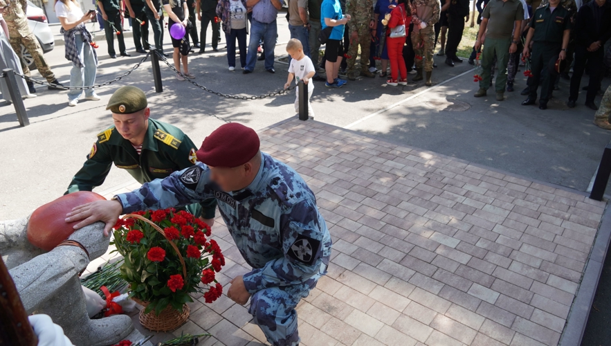 В Саратове военнослужащие и сотрудники Росгвардии приняли участие в мероприятии, посвященном памяти бойцов спецназа