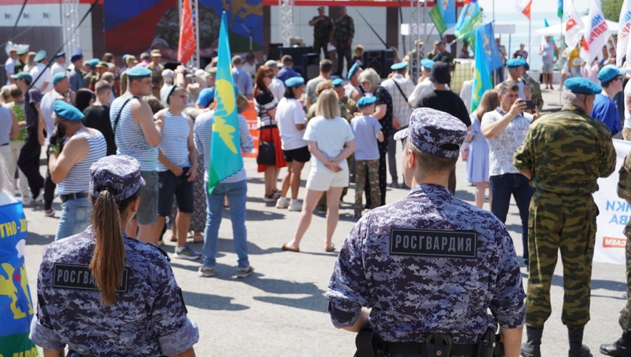 В Саратове сотрудники Росгвардии обеспечили охрану общественного порядка во время празднования Дня воздушно-десантных войск