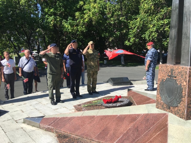 В Саратове сотрудники Росгвардии приняли участие в церемонии возложения цветов к памятнику Сотрудникам МВД, погибшим при исполнении служебного долга