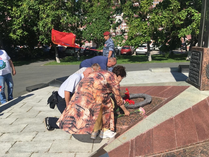 В Саратове сотрудники Росгвардии приняли участие в церемонии возложения цветов к памятнику Сотрудникам МВД, погибшим при исполнении служебного долга
