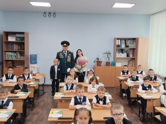 В Саратове сотрудники и военнослужащие Росгвардии приняли участие в праздничных линейках, посвященных Дню знаний