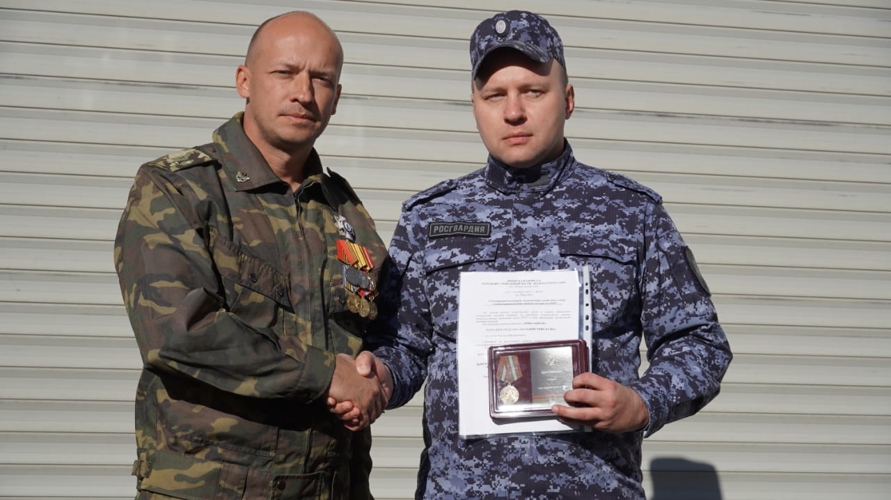 В Саратове сотрудники Росгвардии продолжают принимать участие в передаче очередной партии оружия для нужд специальной военной операции