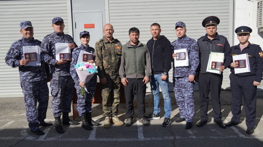 В Саратове сотрудники Росгвардии продолжают принимать участие в передаче очередной партии оружия для нужд специальной военной операции