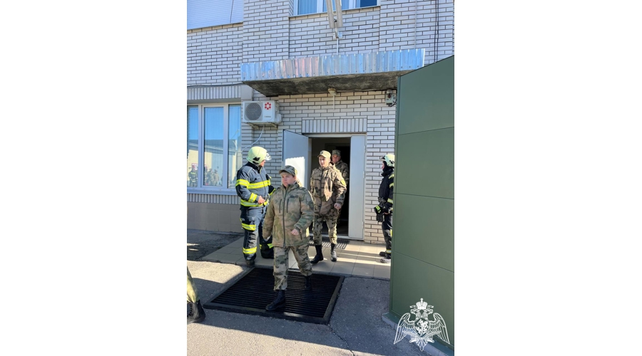 В г.Балаково военнослужащие Росгвардии и сотрудники МЧС России провели совместные пожарно-тактические занятия 