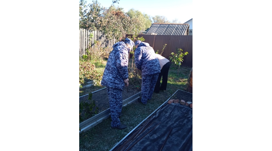 В День пожилых людей саратовские росгвардейцы приняли участие в акции "Добрые дела с Росгвардией"
