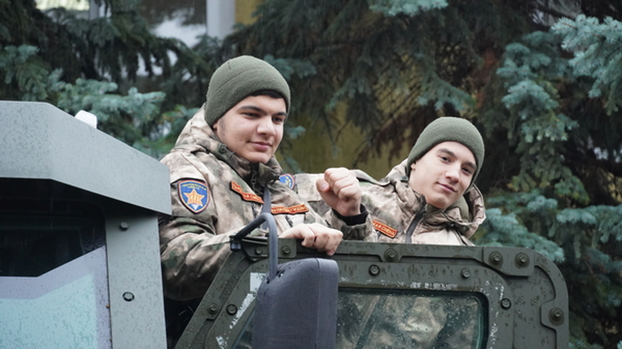 В Саратове военнослужащие и сотрудники Росгвардии встретились с будущими защитниками Отечества