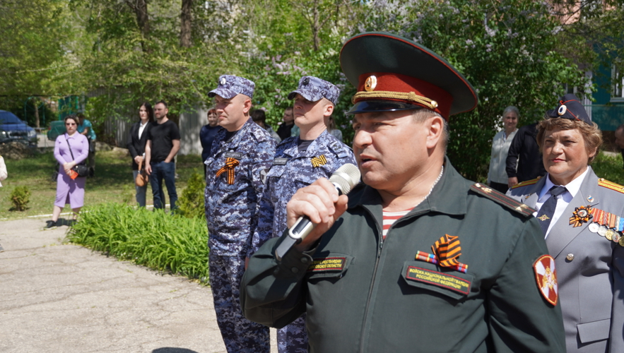Начальник Управления Росгвардии по Саратовской области поздравил  ветеранов войск правопорядка с памятной датой