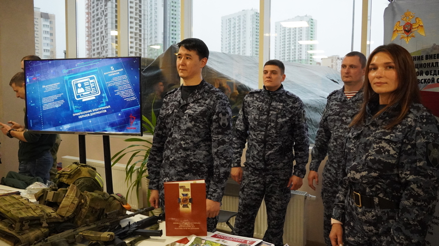Профориентационную выставку представили саратовские росгвардейцы в рамках Всероссийских соревнований по боксу "Защитник"