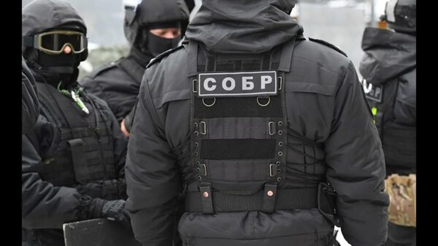 В Саратовской области при силовой поддержке бойцов Росгвардии задержан гражданин, подозреваемый в причинении насилия к сотруднику полиции. Видео