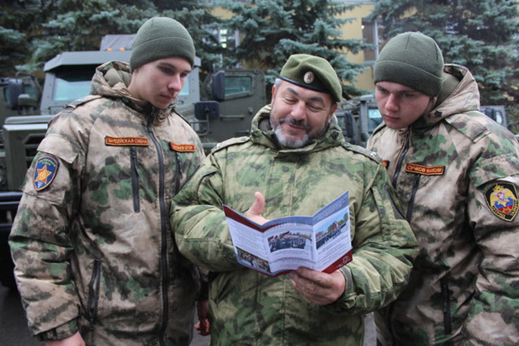 В Саратове военнослужащие и сотрудники Росгвардии встретились с будущими защитниками Отечества