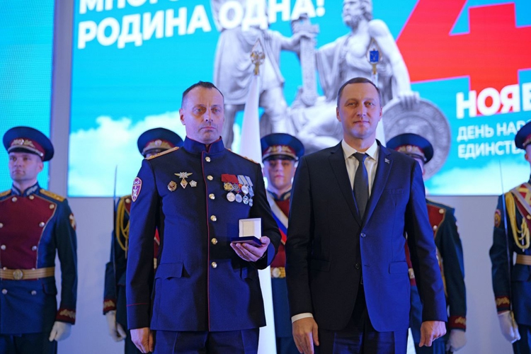 В преддверии празднования Дня народного единства Губернатор Саратовской области вручил сотрудникам Росгвардии награды
