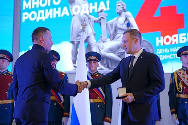 В преддверии празднования Дня народного единства Губернатор Саратовской области вручил сотрудникам Росгвардии награды