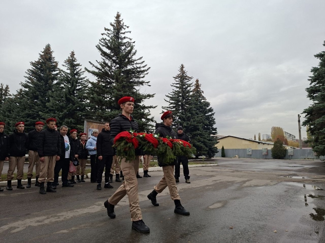 В преддверии празднования Дня народного единства саратовские школьники почтили память военнослужащих и сотрудников Росгвардии, погибших при исполнении воинского и служебного долга