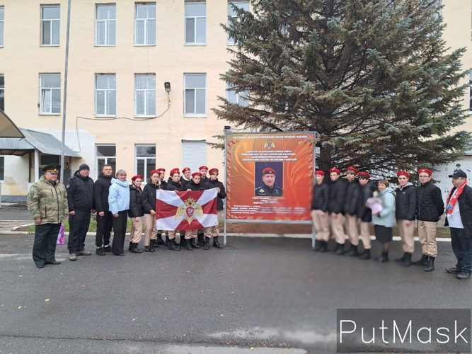 В преддверии празднования Дня народного единства саратовские школьники почтили память военнослужащих и сотрудников Росгвардии, погибших при исполнении воинского и служебного долга