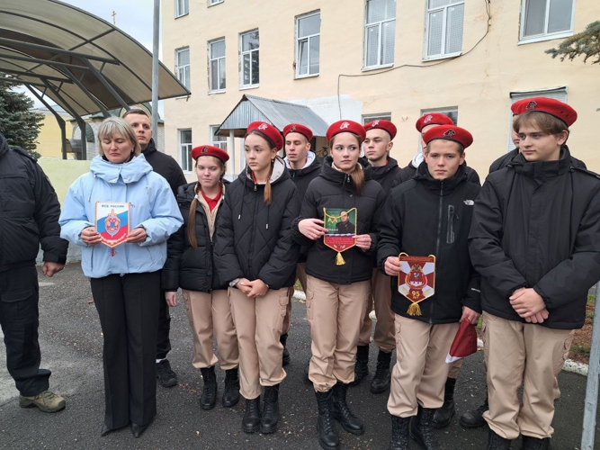 В преддверии празднования Дня народного единства саратовские школьники почтили память военнослужащих и сотрудников Росгвардии, погибших при исполнении воинского и служебного долга