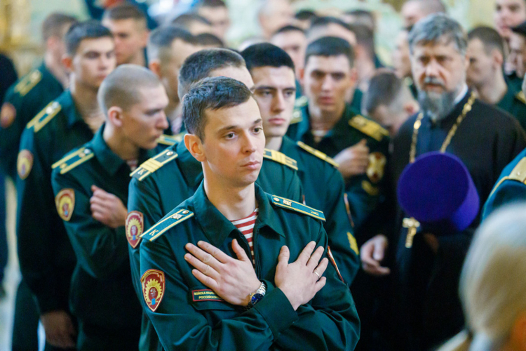 В Саратове военнослужащие и сотрудники Росгвардии приняли участие в соборном молении о победе и наступлении мира 