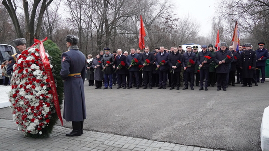 В Саратове в День Неизвестного солдата руководство территориального управления Росгвардии почтило память павших воинов  