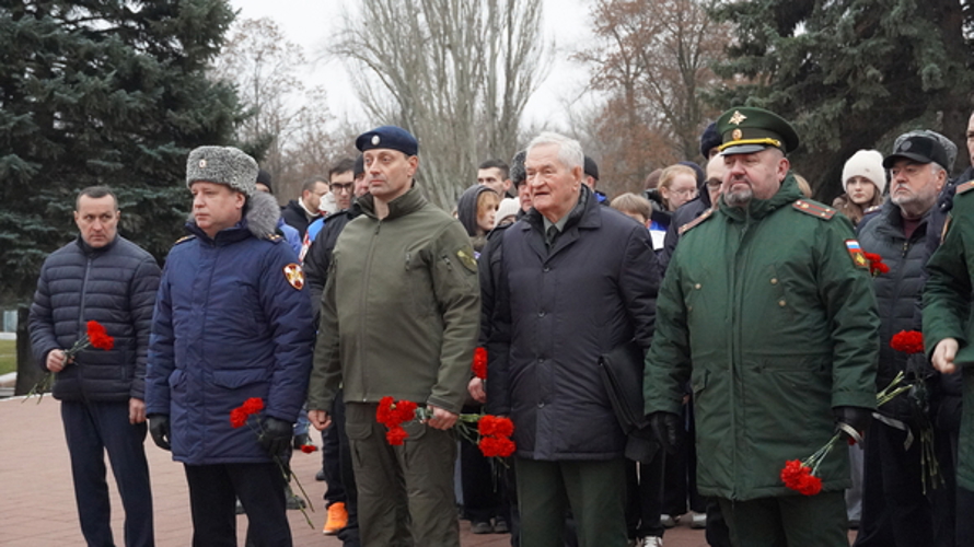 В Саратове в День Неизвестного солдата руководство территориального управления Росгвардии почтило память павших воинов  