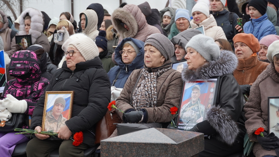 В День Героев Отечества руководство Управления Росгвардии по Саратовской области приняло участие в церемонии увековечивания памяти бойцов, погибших в ходе проведения специальной военной операции