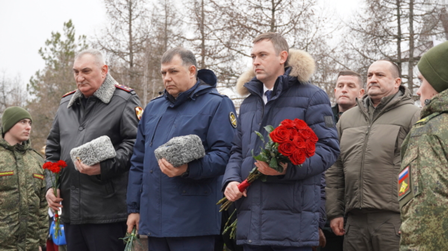 В День Героев Отечества руководство Управления Росгвардии по Саратовской области приняло участие в церемонии увековечивания памяти бойцов, погибших в ходе проведения специальной военной операции