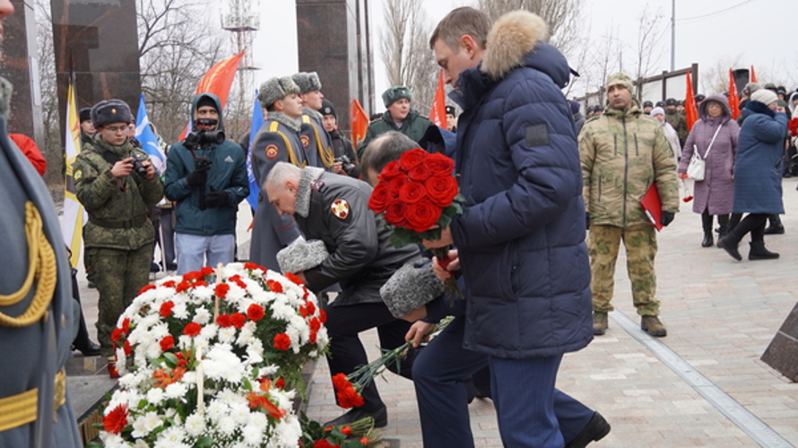В День Героев Отечества руководство Управления Росгвардии по Саратовской области приняло участие в церемонии увековечивания памяти бойцов, погибших в ходе проведения специальной военной операции