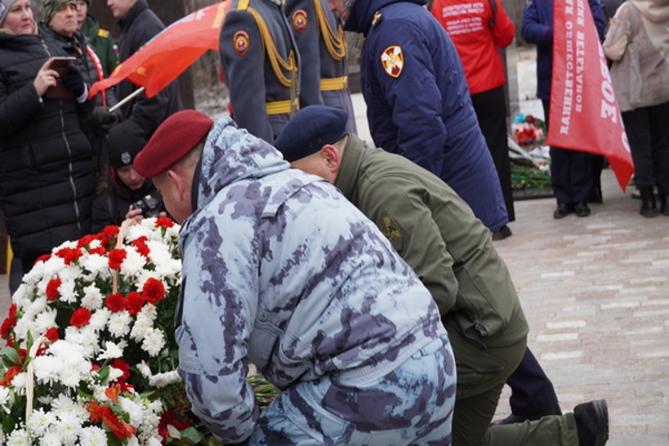 В День Героев Отечества руководство Управления Росгвардии по Саратовской области приняло участие в церемонии увековечивания памяти бойцов, погибших в ходе проведения специальной военной операции