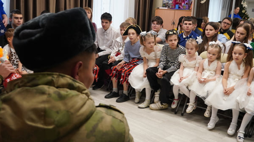 В Саратове Дед Мороз специального назначения поздравил воспитанников детского реабилитационного центра